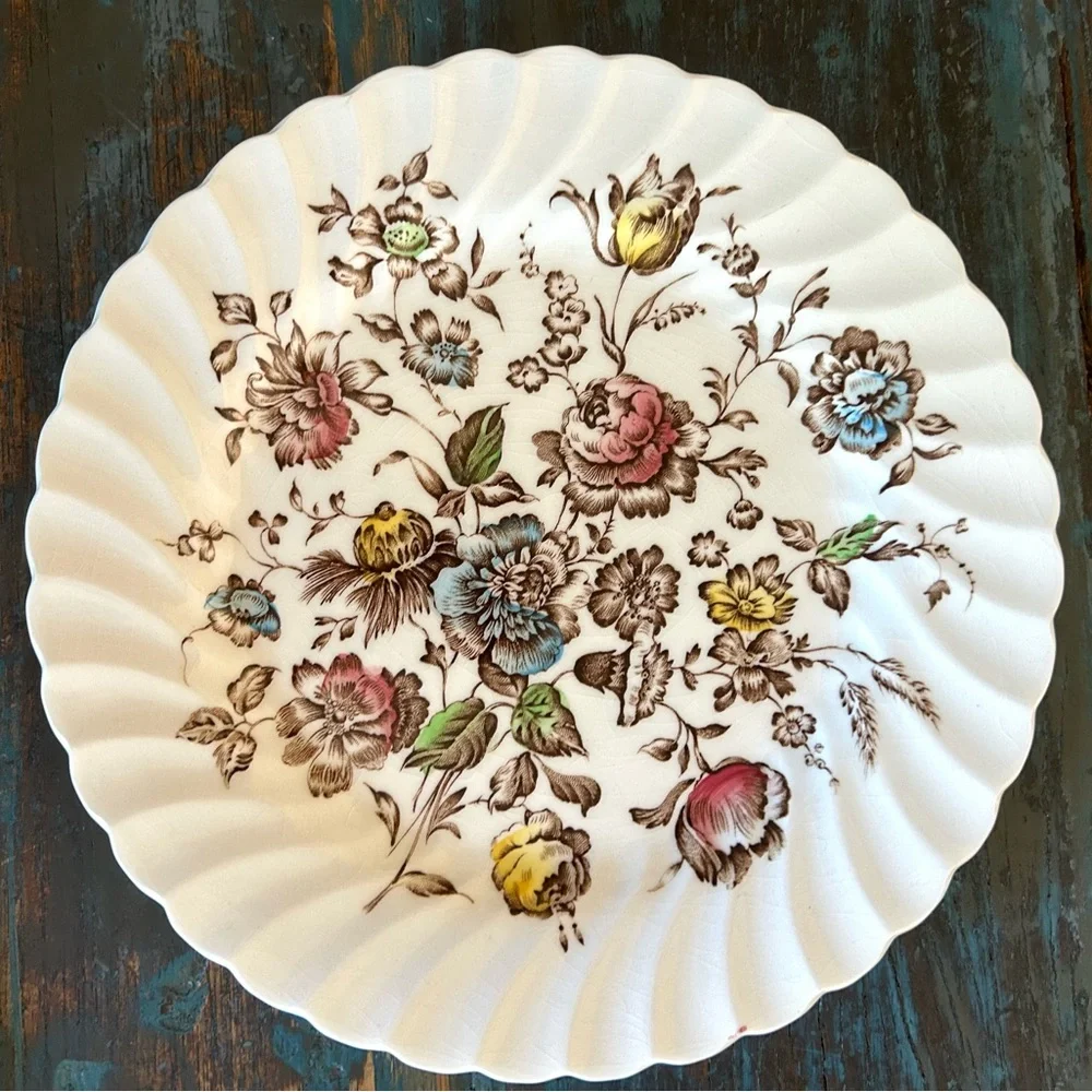 Lot of 4 Johnson Brothers Staffordshire Bouquet 8" Bread Plates - Picture 4 of 9